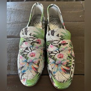 NWOT Vince Camuto Macinda Penny Loafer, Silver Tropical Floral Print